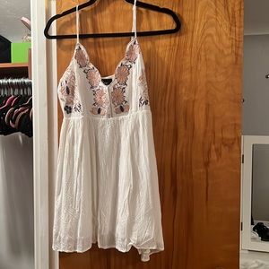 LuLus white dress with scalloped neck and floral detail